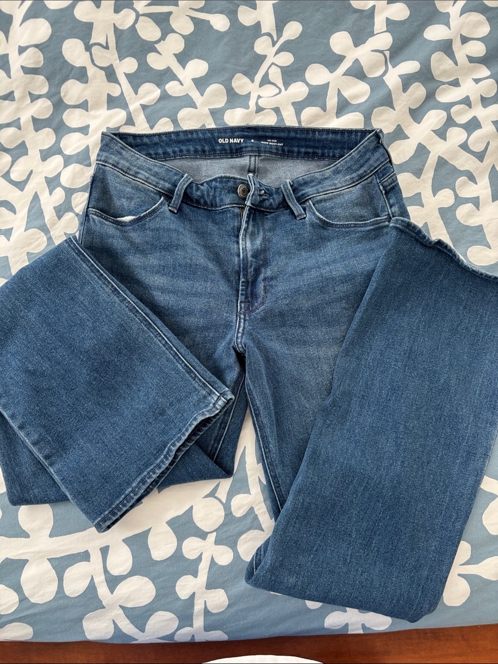 Old Navy WOW boot-cut (slight)Jeans in Medium Blue Wash